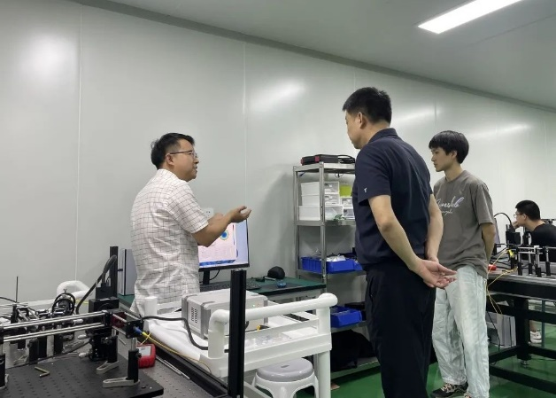 奉化區(qū)委書記胡永光調研寧波奇鏡科技，并開展座談